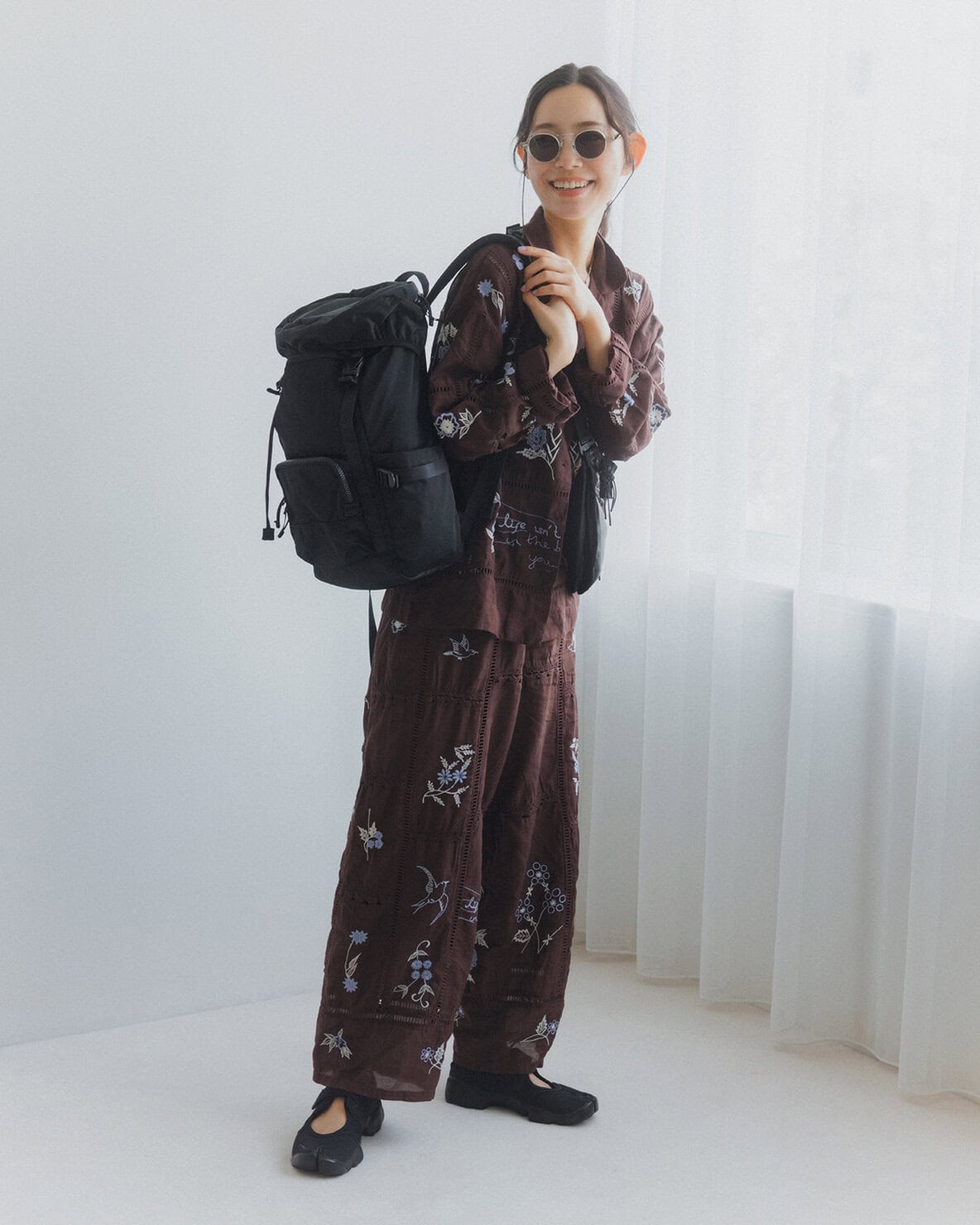 阿久津ゆりえさんの旅リュックとコーディネート