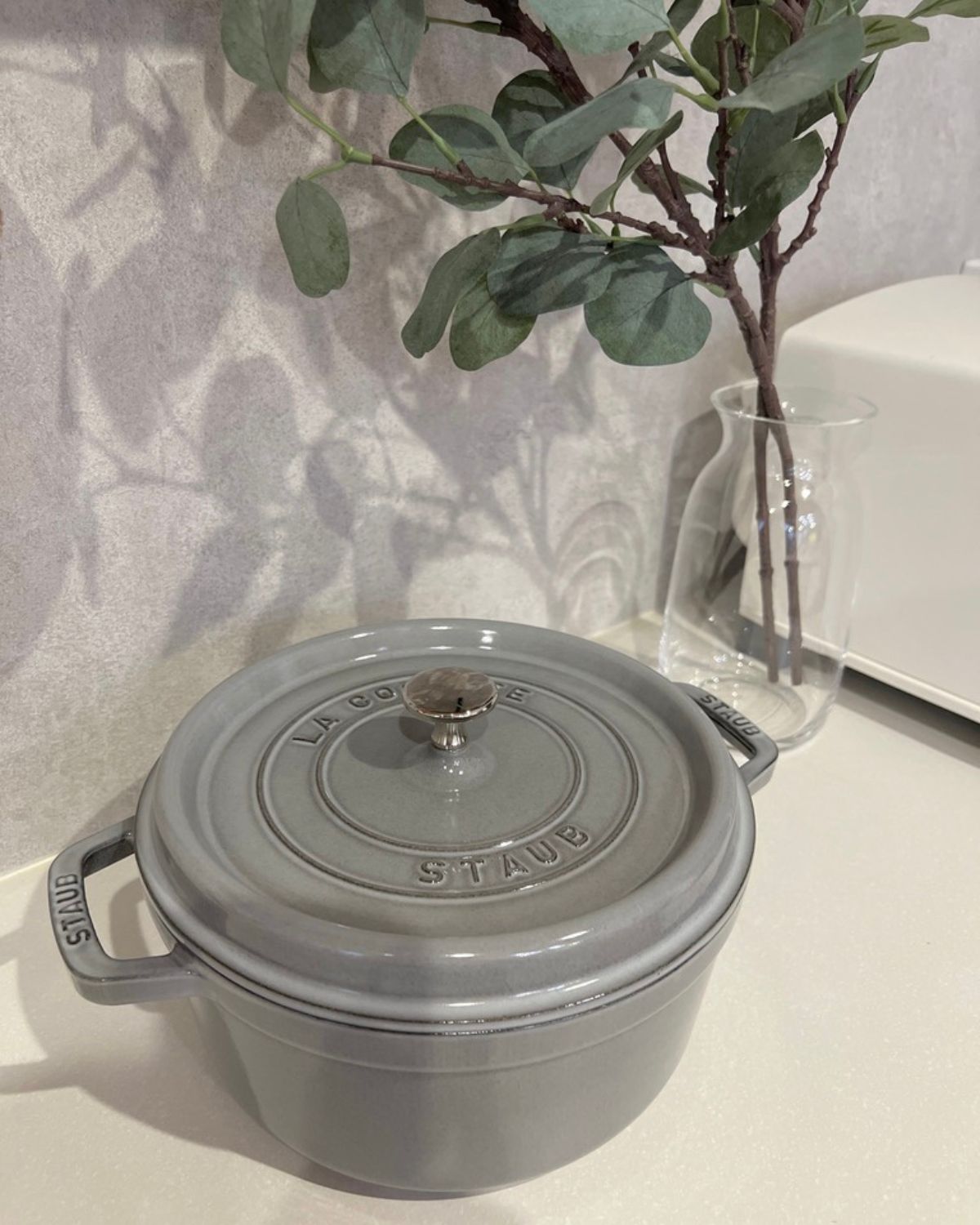 グレーのストウブ鍋ピコ・ココット ラウンド24cm