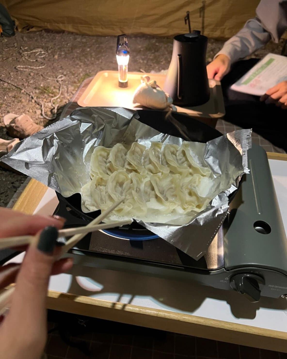 キャンプに持って行き、岩鉄鉄器のダクタイルパンで冷凍餃子を焼いている様子