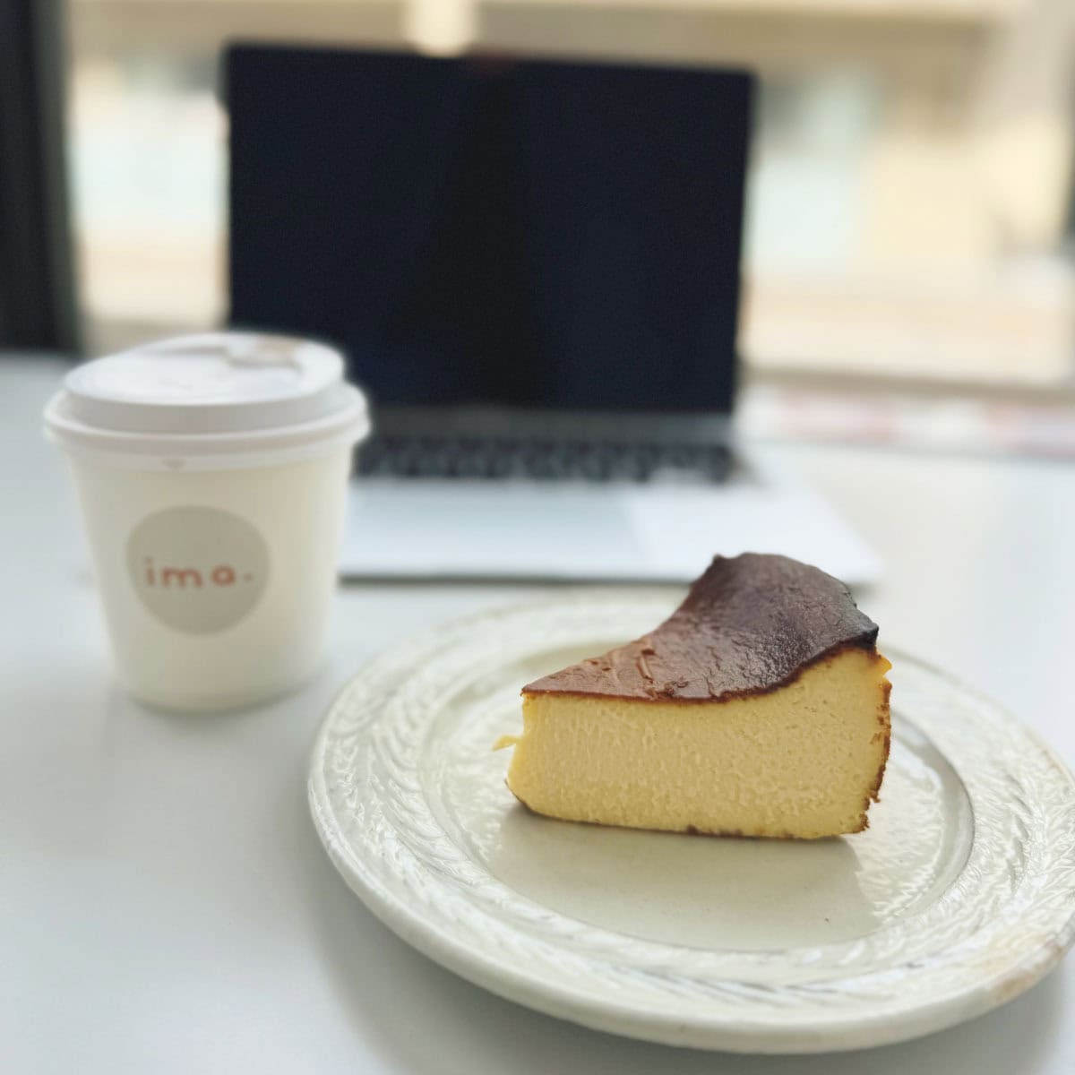 自宅で作業をする日に気合いを入れたくて、気になっているカフェでコーヒーとバスクチーズケーキをテイクアウト。