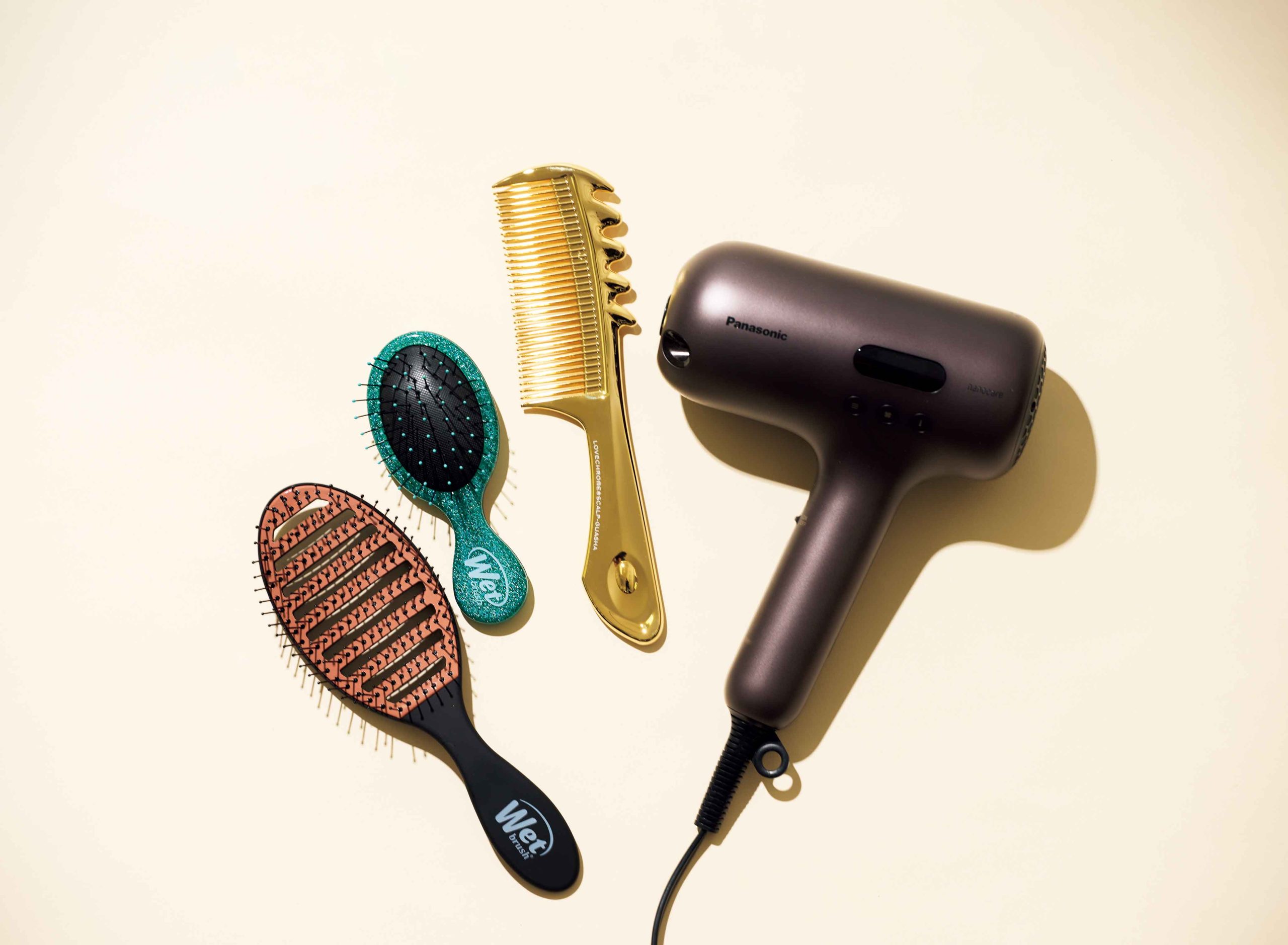 ツヤうるおい髪をつくるヘアケア&おすすめ商品6選 ヘアードライヤー ナノケア アルティメイト EH-NC80 ¥84,150(編集部調べ)/パナソニック(パナソニック)。(R)K24GP スカルプカッサ ゴールド ¥17,490/ラブクロム(ワイシー・プライマ リー)ミニディタングラー グリッターボール ¥1,188/ウェットブラシ(ネイチャーラボ) セラミックスピードドライ ¥1,848/ウェットブラシ(ネイチャーラボ)