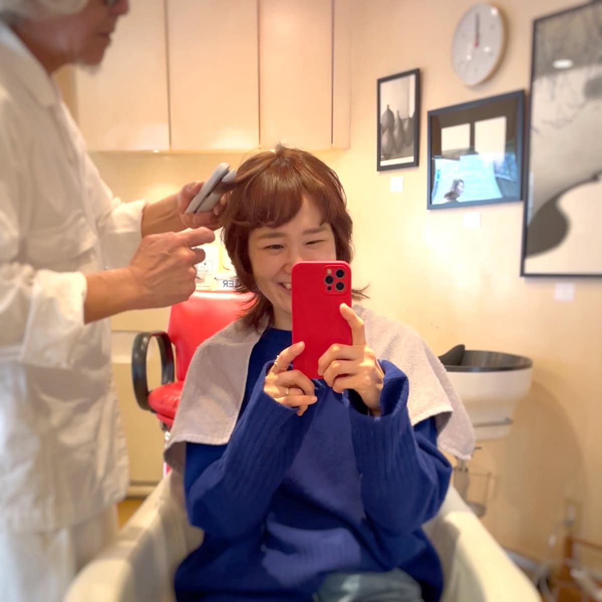 ヘアサロンHumでヘアアイロンの使い方を教えてもらっているところ