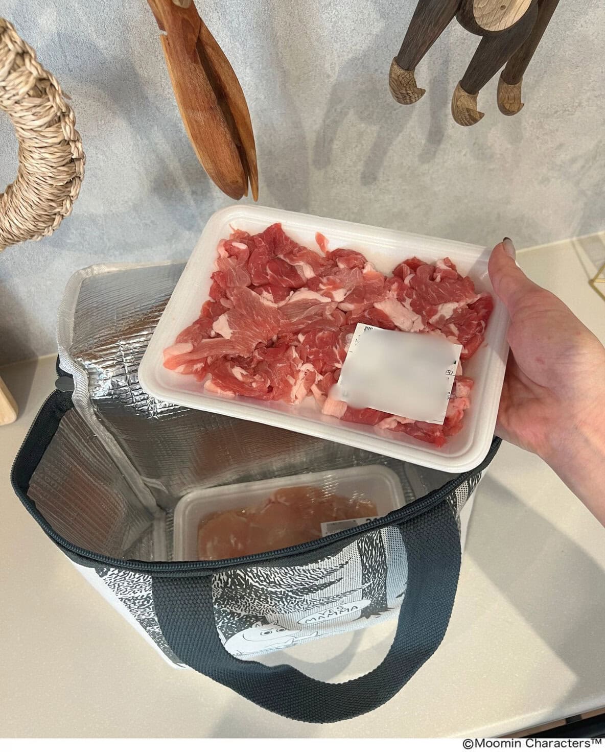 お肉を収納したリンネル7月号付録ムーミン保冷バッグ