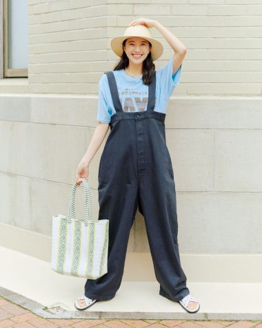 爽やかな夏が感じられるサックスブルーのTシャツ