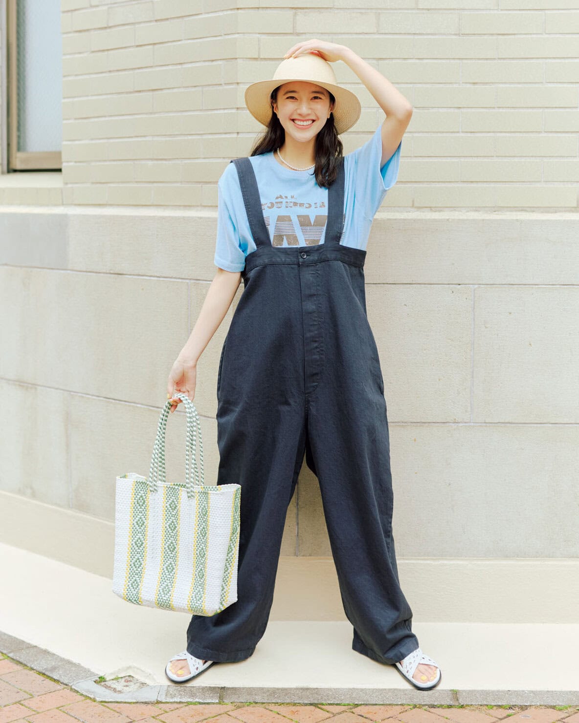 爽やかな夏が感じられるサックスブルーのTシャツ