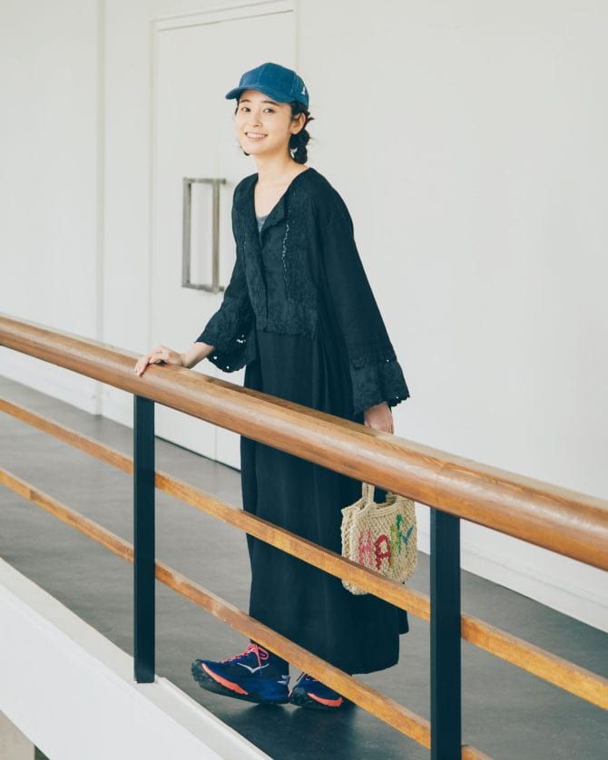 大人顔なヴィンテージレースに、カジュアル小物で抜け感を出したコーデ
