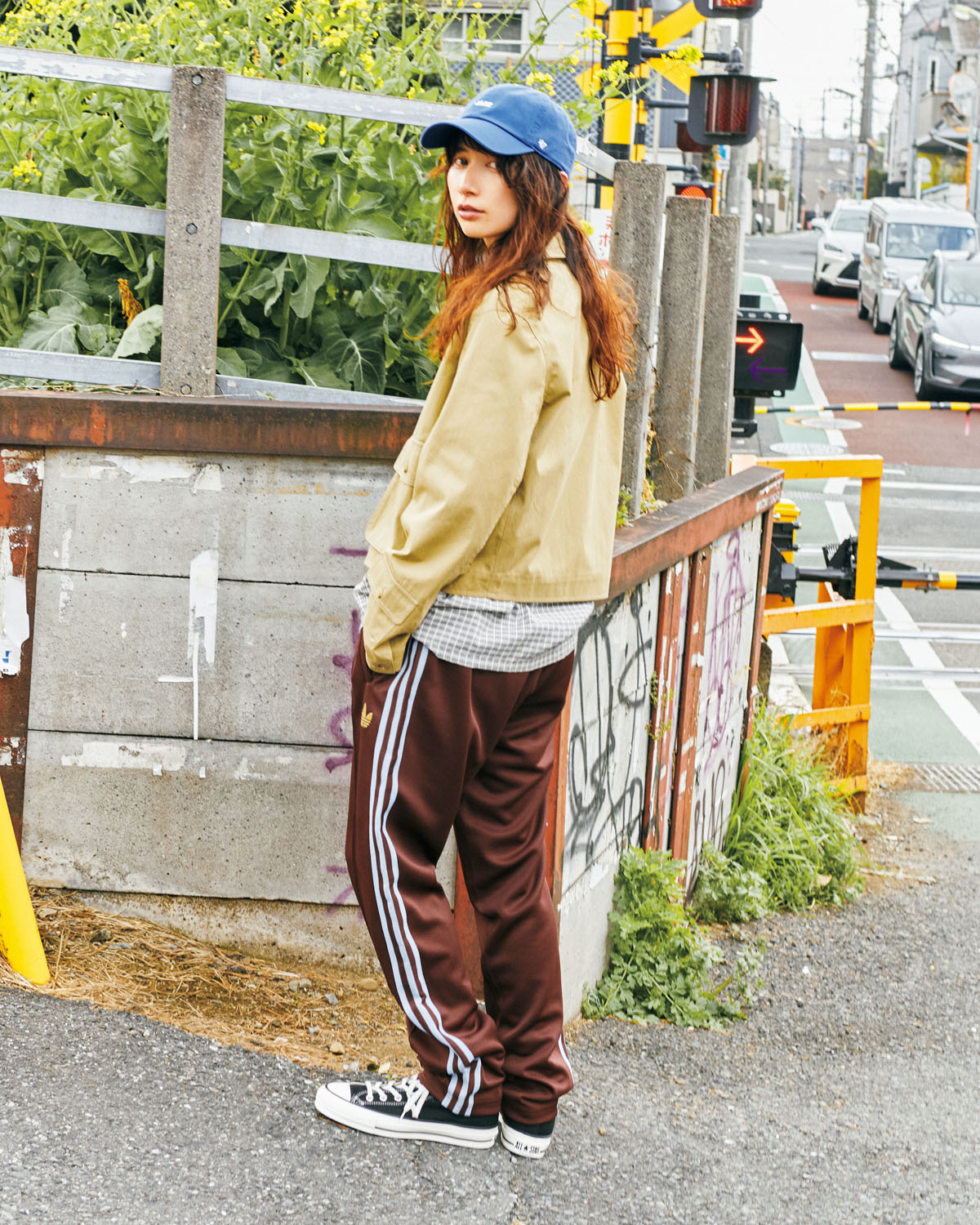 adidasのトラックパンツを着こなし