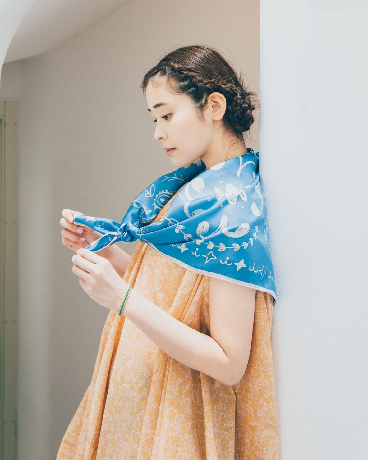 ホワイトリードのAラインノースリーブワンピースに今季注目の大判スカーフを重ねて