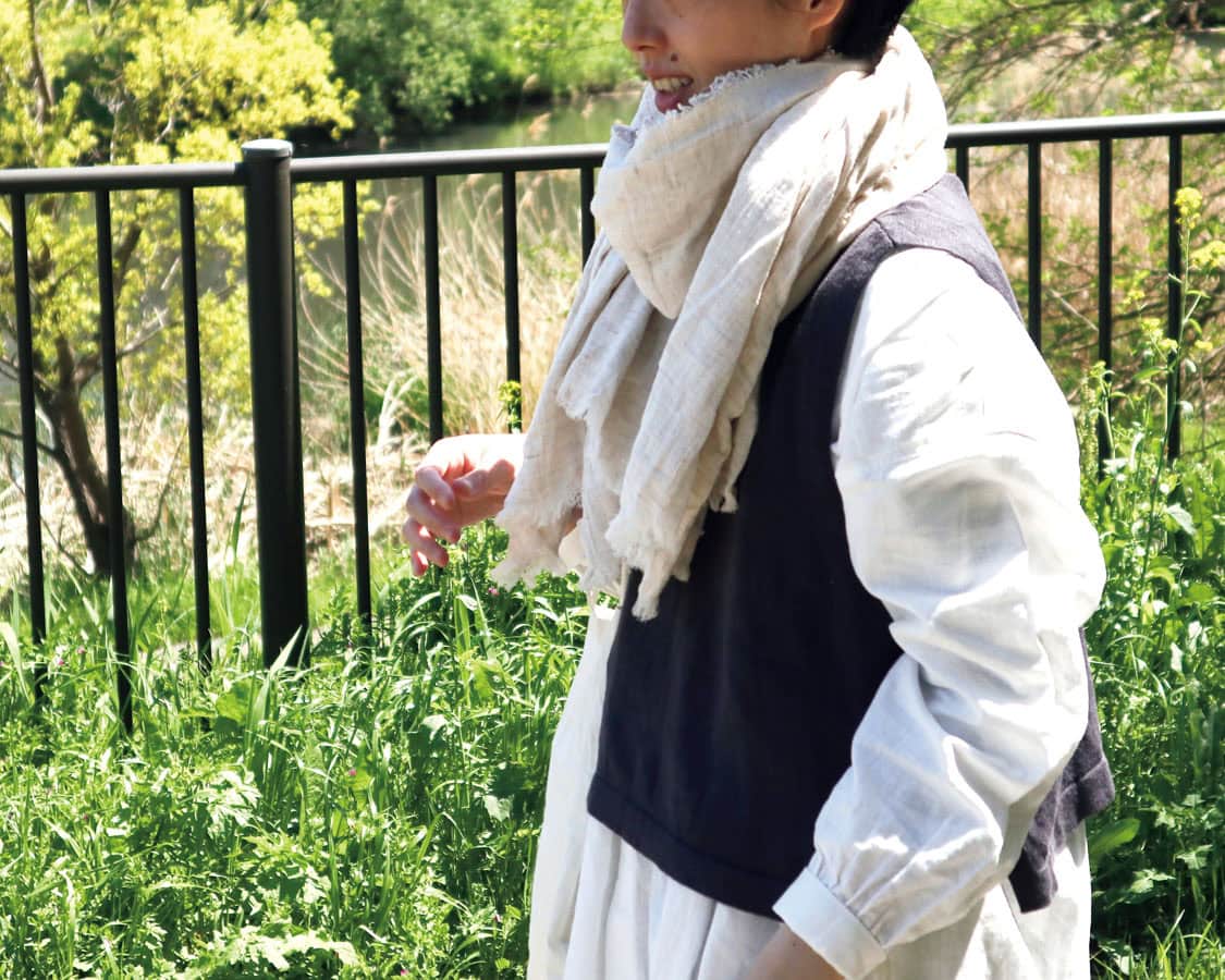acuttiさんで購入したブランケットショールは綿素材でふんわりとした肌触りが心地よく、軽くてバッグにくしゅっとしまえるので、持ち歩きにも便利