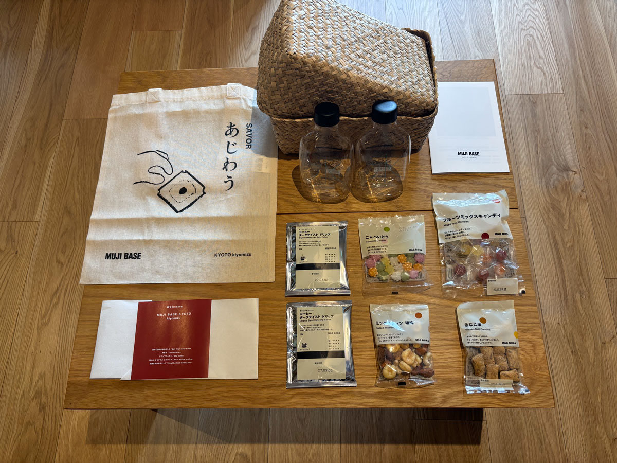 MUJI BASE KYOTO kiyomizuの客室に用意されている「町歩きボックス」の中には、お菓子やコーヒーのほか、ディープな京都の魅力が詰まった「地域周遊 MAP」も。