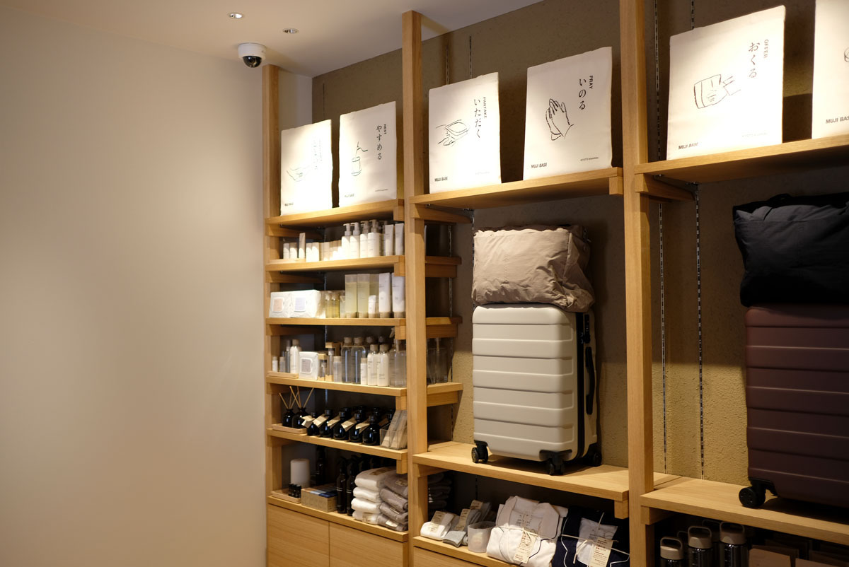 MUJI BASE KYOTO KIYOMIZU1階の売店には、日焼け止めやスキンケア用品、インナー、バッグなど、旅をサポートする無印良品のアイテムが豊富にそろっています。