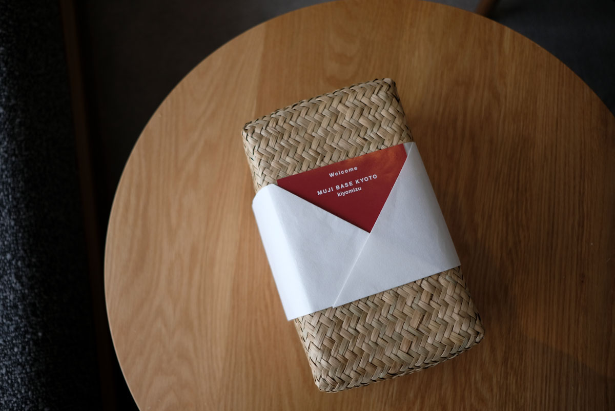 MUJI BASE KYOTO kiyomizuの客室に用意されている「町歩きボックス」。
