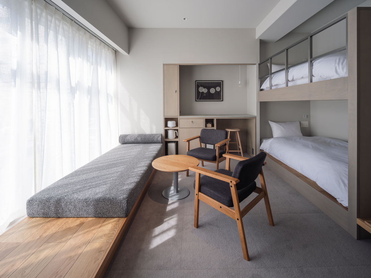 MUJI BASE KYOTO kiyomizuのツインルーム。館内にわずか1室だけの、2段シングルベッドとデイベッドを備えたユニークな部屋です。