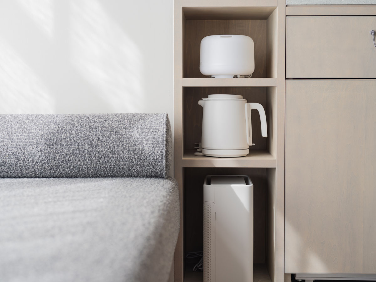 MUJI BASE KYOTO kiyomizuのファミリールーム。お部屋の雰囲気に溶け込む、愛用者も多い無印良品の家電たち。