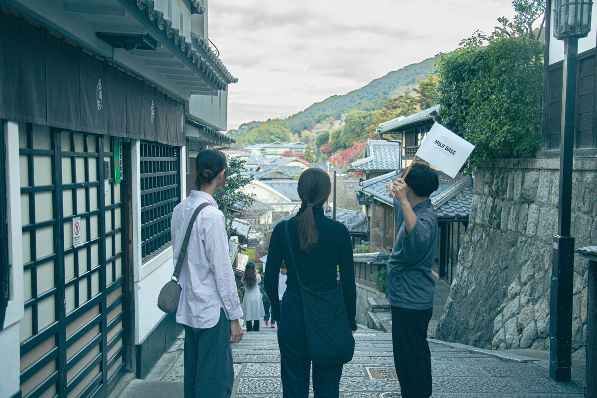 「MUJI BASE KYOTO kiyomizu」で最も注目したいのが、「MUJI BASE」初となる地域周遊ツアーや体験プログラムの充実。