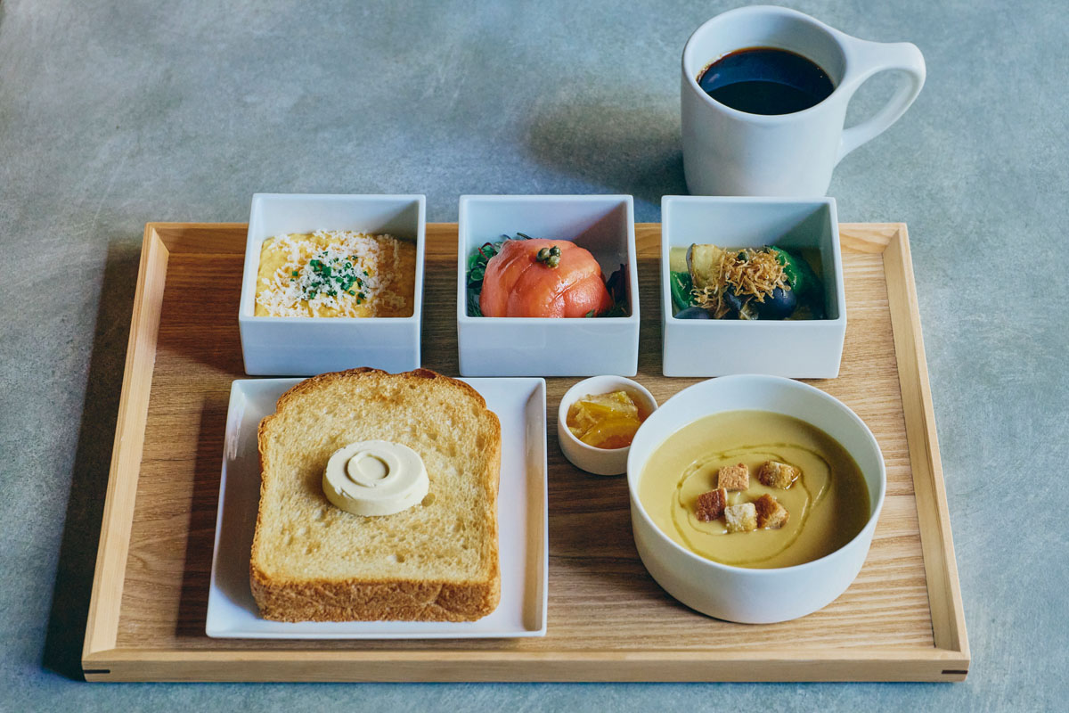 MUJI BASE KYOTO kiyomizuのホテル1階には、1952年創業の京都の老舗コーヒーロースター「小川珈琲 清水店」がオープン。地元の厳選食材や上品な白あん糀バターが並ぶ特別な朝食プレート