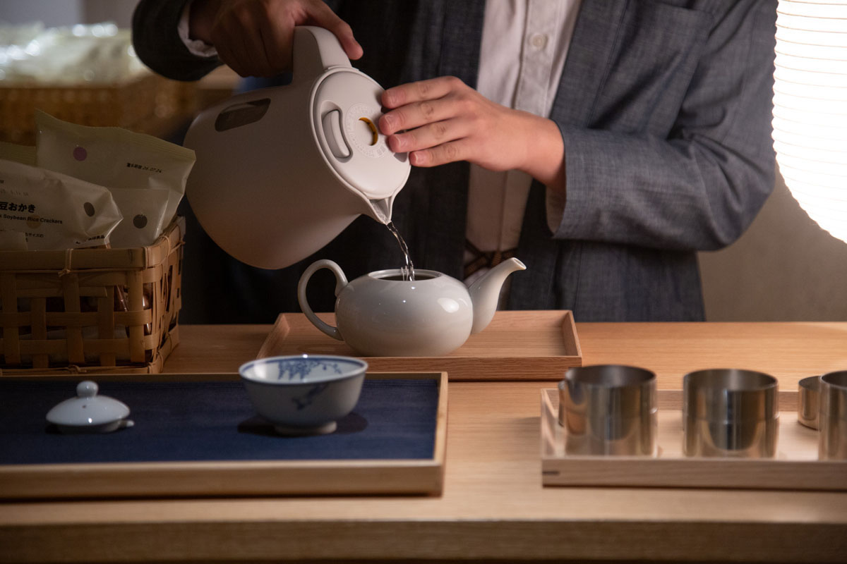 MUJI BASE KYOTO kiyomizuでは、21時から2時の「お茶の時間」は、カフェスペースを宿泊者専用ラウンジとして開放。無印良品の3種類のお茶(ノンカフェイン)から好みのものを選び、スタッフにその場で淹れてもらえるうれしいサービスも。