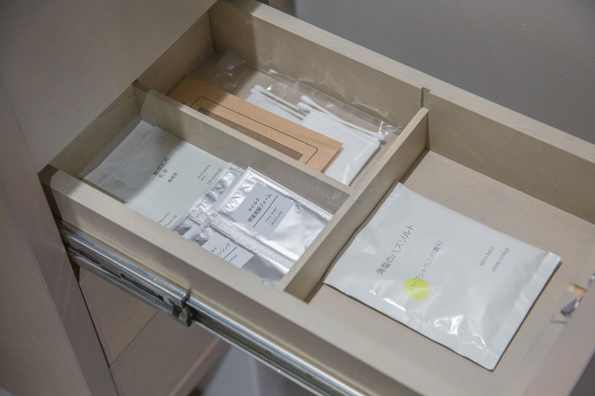 MUJI BASE KYOTO kiyomizuのファミリールーム。手ぶらで来ても安心な、充実のスキンケアアメニティ。