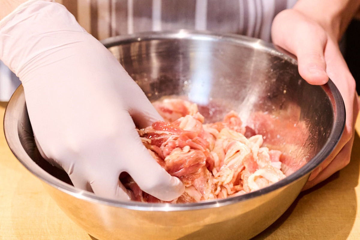 手でしっかり肉じゃがの肉に下味の調味料を揉みこむ