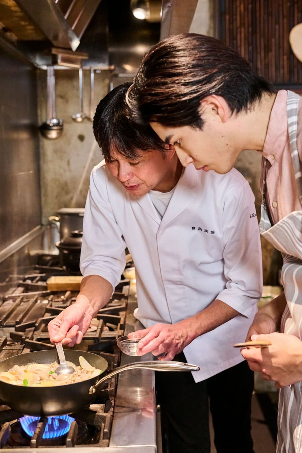 肉じゃがの作り方を教える笠原将弘さん