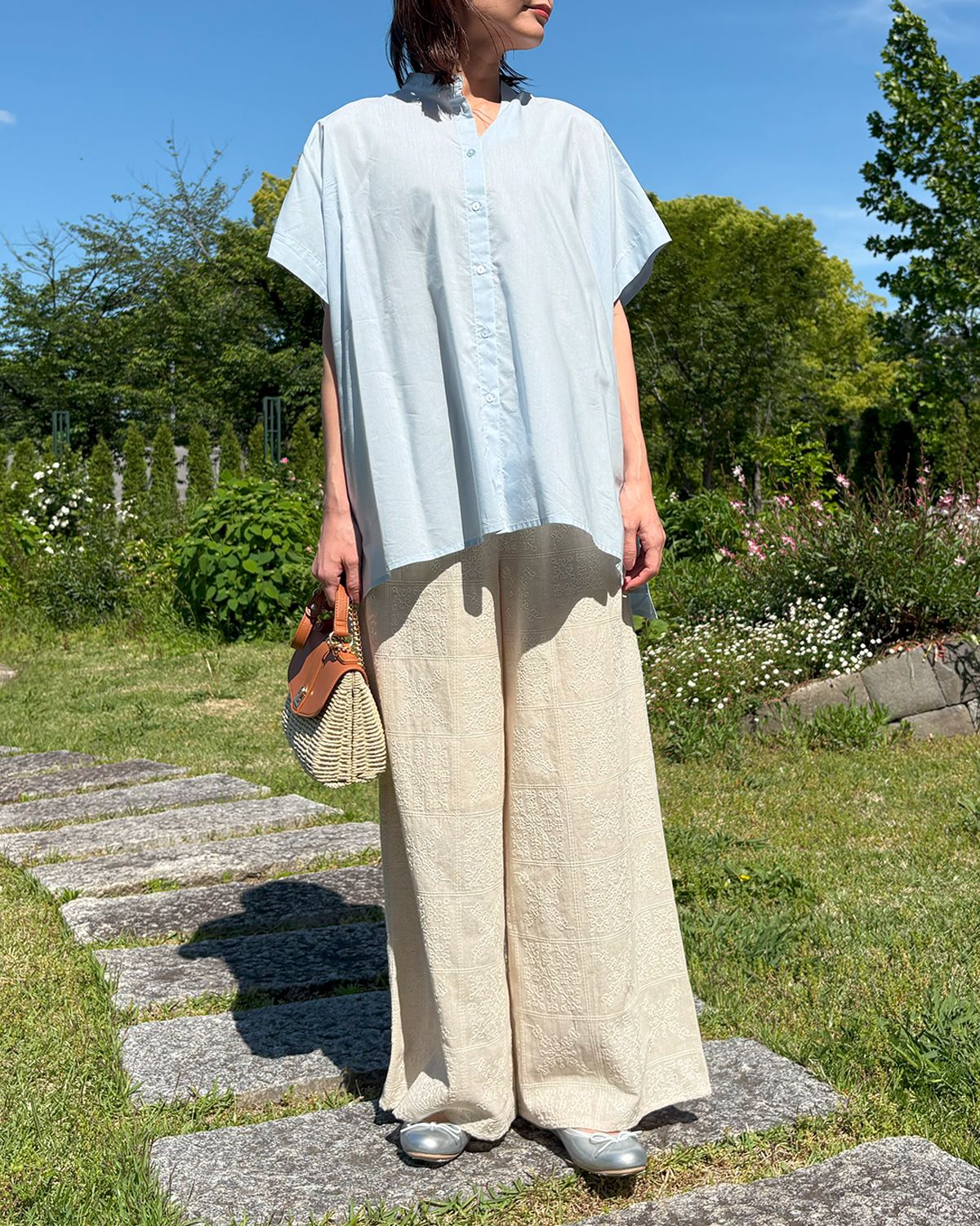 しまむら SEASON REASON 汗を素早く吸収、発散するアイスブルーシャツと刺しゅうパンツのコーデ
