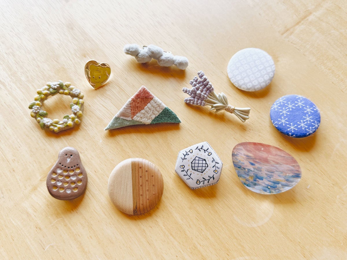 ブローチの素材は、やわらかい雰囲気の刺繍やあたたかみのある木、存在感のある陶器などがあり、ファッションに合わせて楽しんでいます。