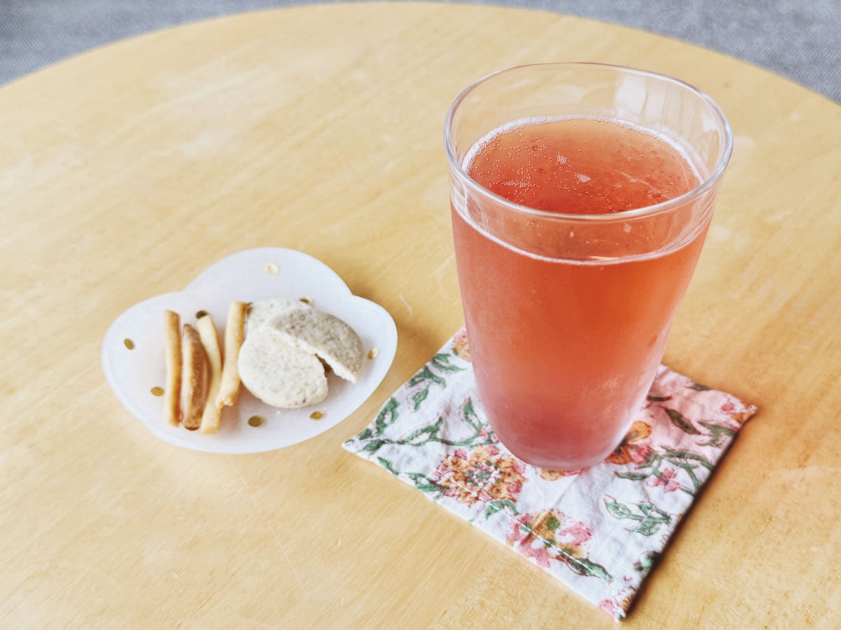 お茶タイムには、ひんやり冷たいものも用意。 お気に入りの、ざくろ酢の炭酸割りで元気が出ます。
