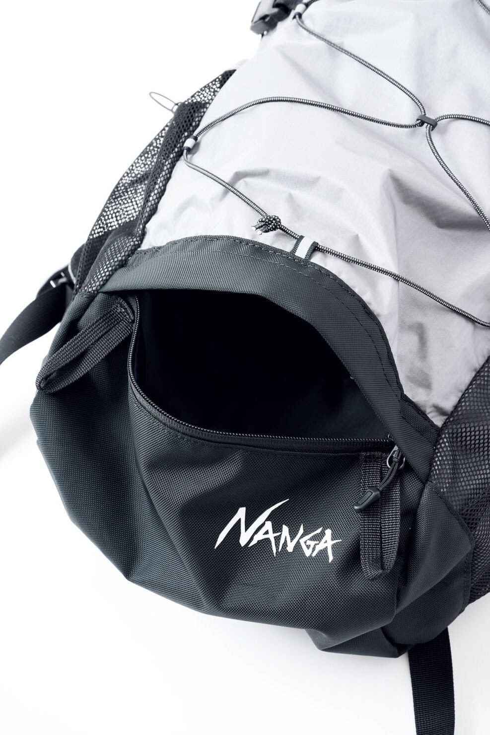 ナンガのリュック。メイン収納の手前に大判ポケットを備え、荷物をざっくり入れやすく出し入れもスムーズ。
