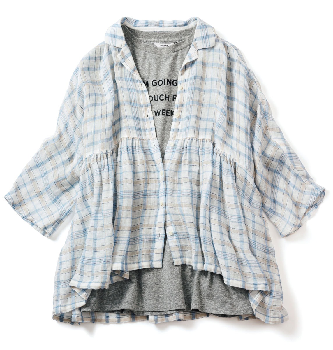フィーニーのTシャツにネストローブの薄手のブラウスを重ねた夏の快適コーデ