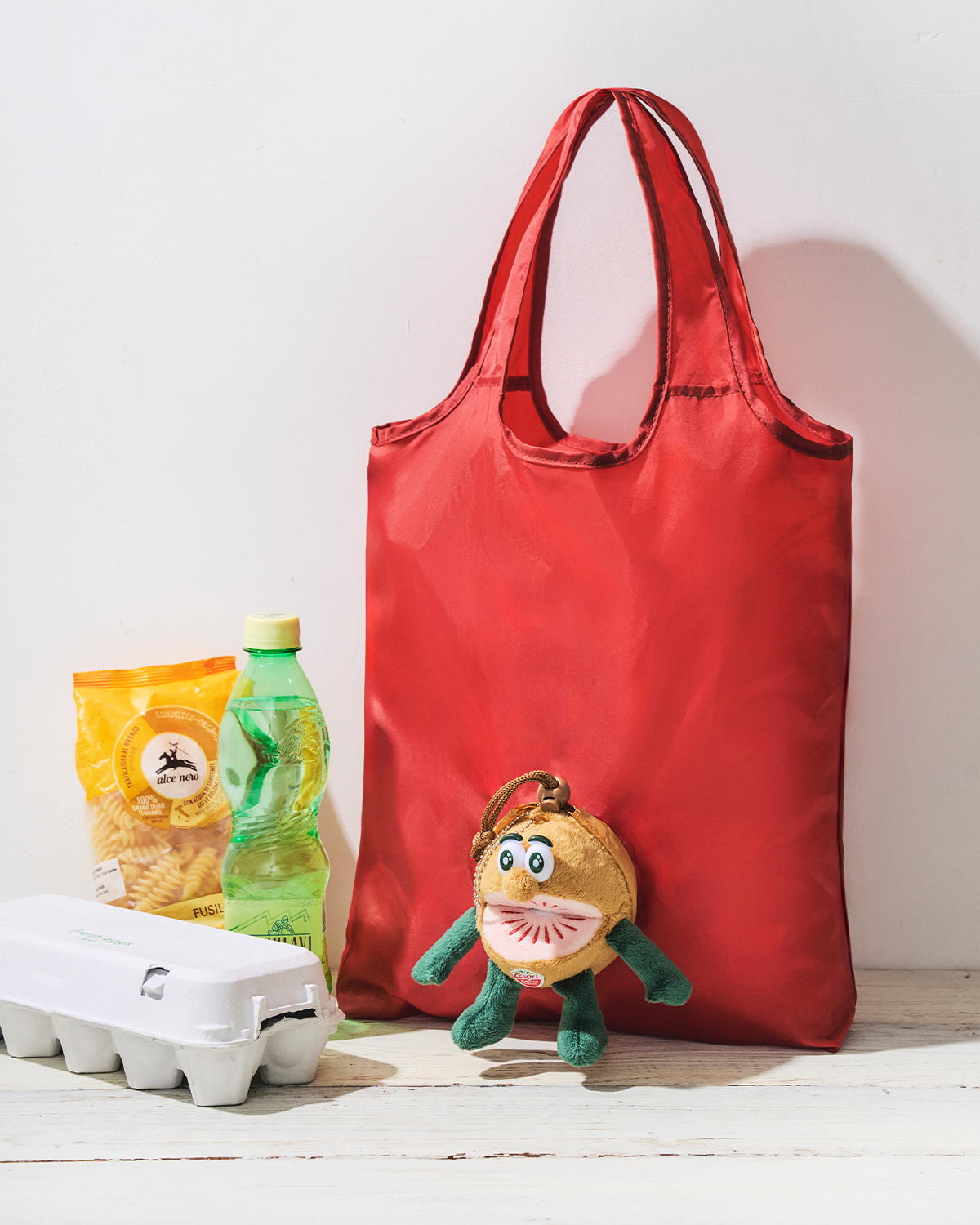 「ゼスプリ キウイブラザーズのレッドのぬいぐるみエコバッグ」【インレッド7月号付録】