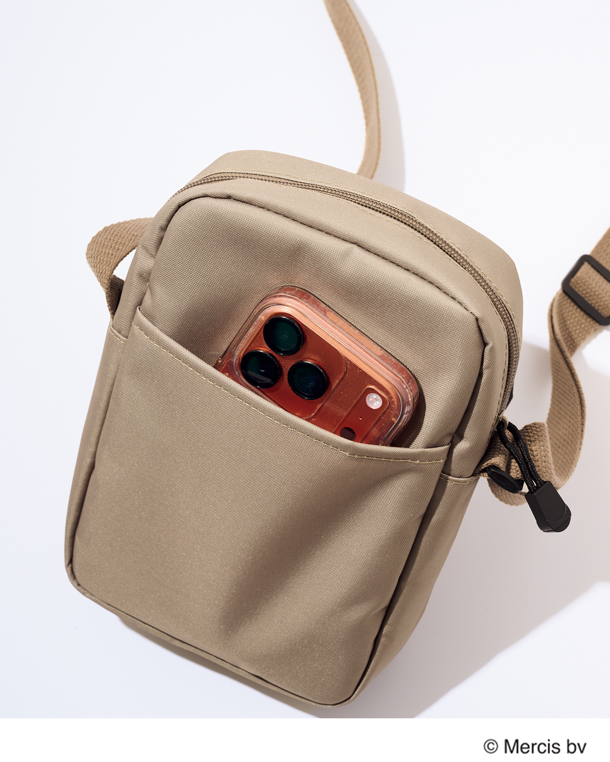 リンネル9月号【ミッフィーとコールマンの付録】ショルダーバッグの後ろポケットはスマホの収納に
