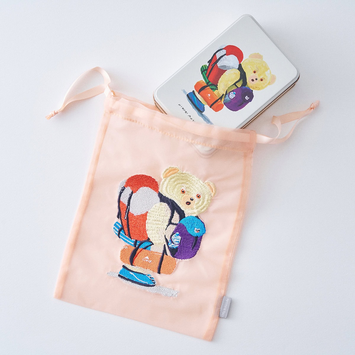 くまちゃんの、旅のはじまりのビスケット缶と刺しゅう巾着セット