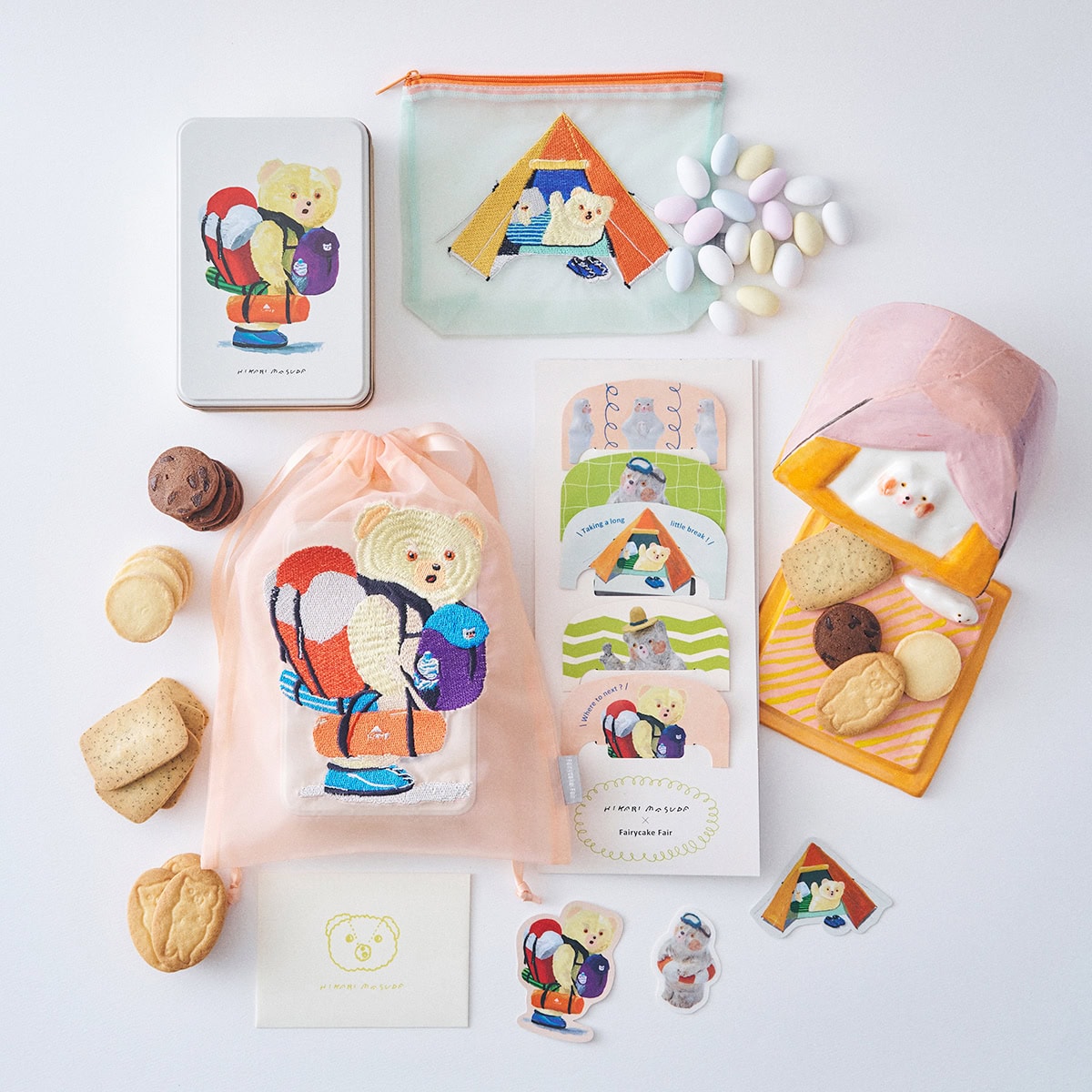 くまちゃんの、すこし長い旅のコンプリートセット 陶器×1点、ビスケット缶、刺しゅう巾着、ドラジェと刺しゅうポーチのセット、フックティー(5袋)、ステッカーセット×各1個