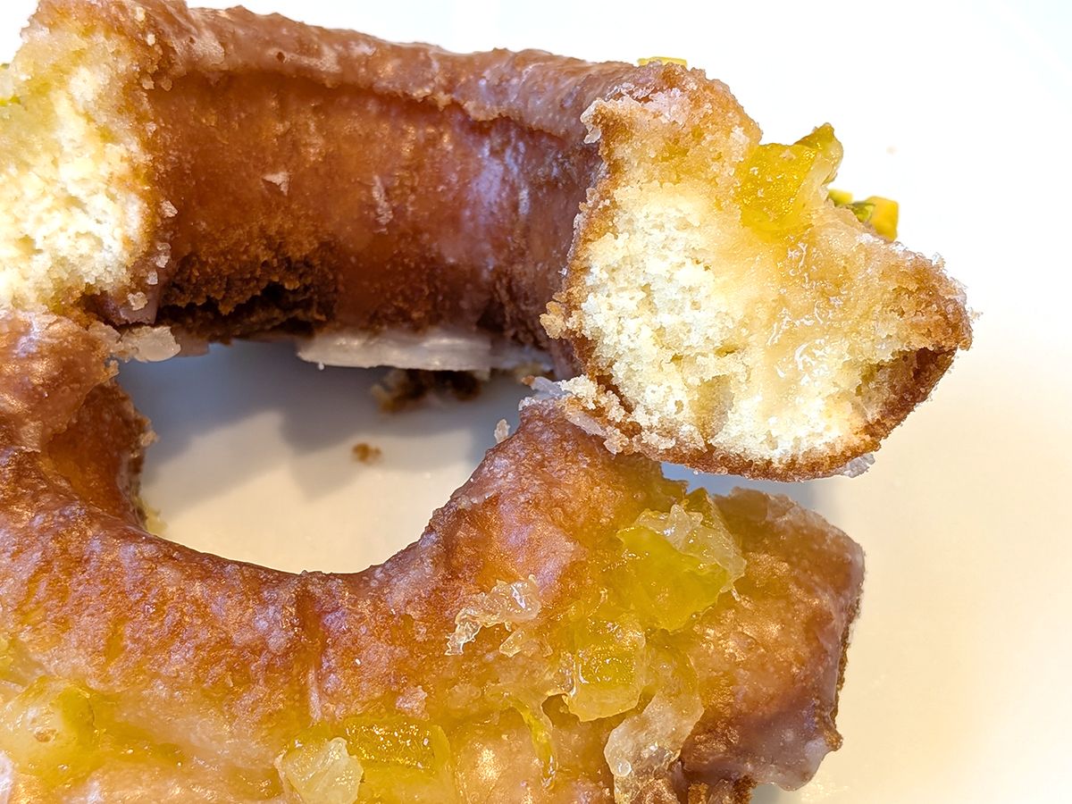 「爽やかレモングレーズファッション」は、レモンアイスングがしみこんだ、しっとり食感が特徴