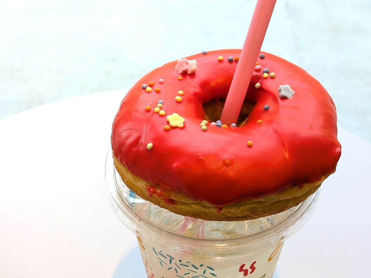 ジャックインザドーナツ『推しドーナツ』の赤いチョコレートのドーナツ。星のトッピングシュガーにきゅんとする