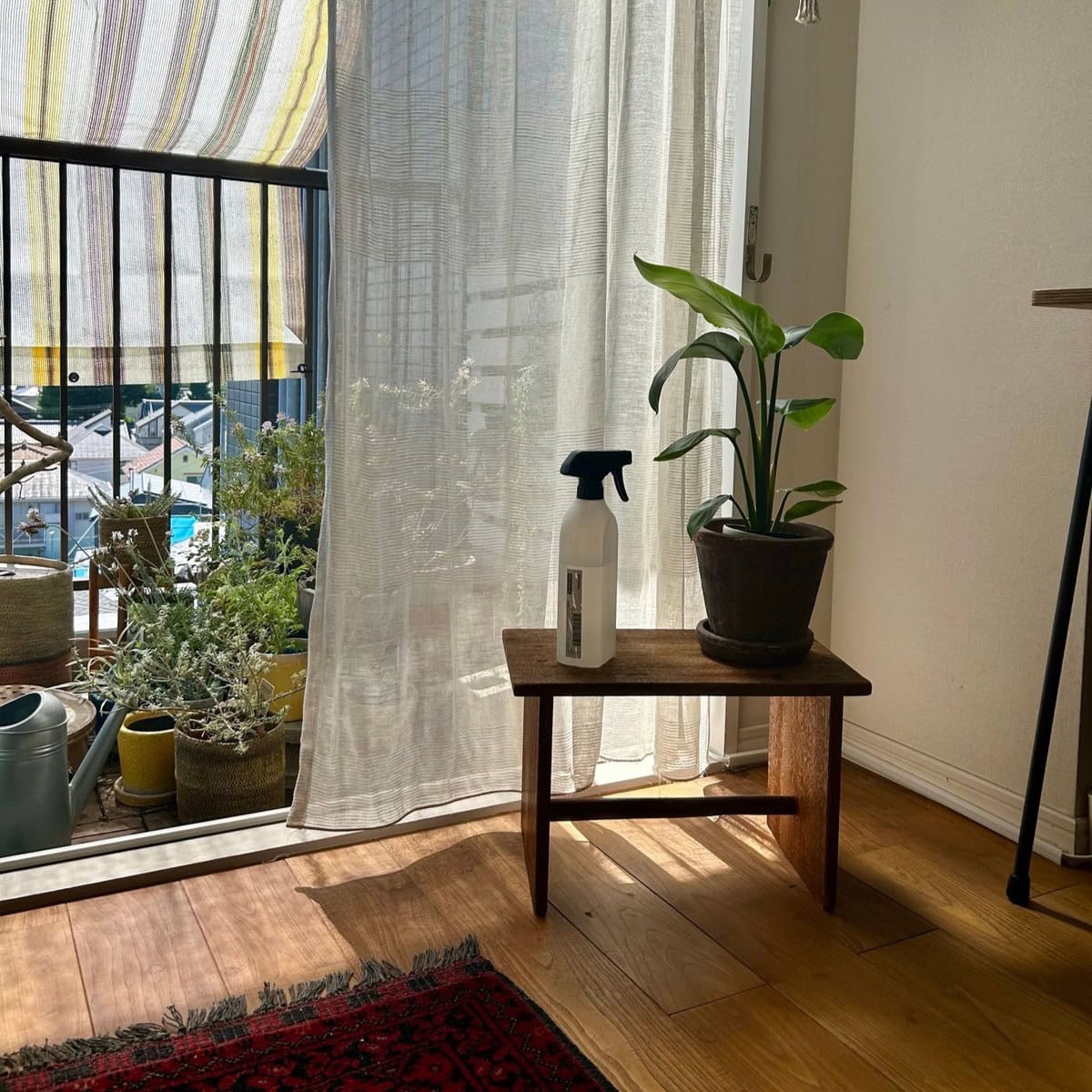賃貸マンションの部屋から眺めるベランダの風景