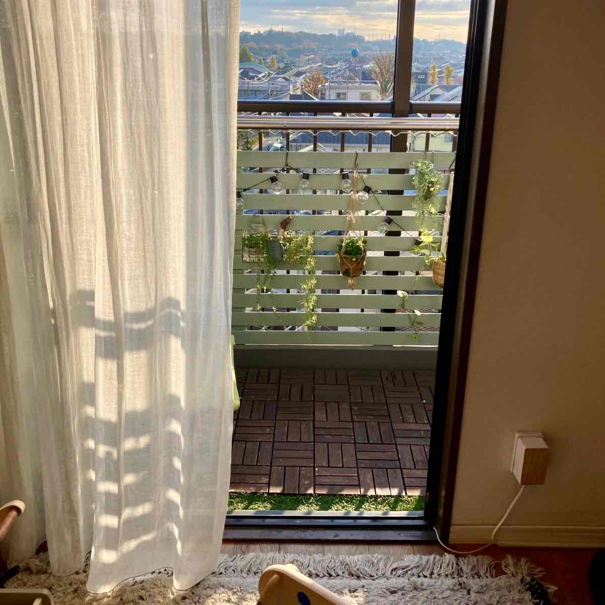 IKEAのウッドタイルを取り入れた賃貸マンションのベランダ