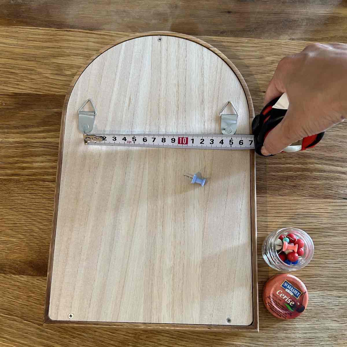 アーチ型ミラーの留め具の間隔を計測