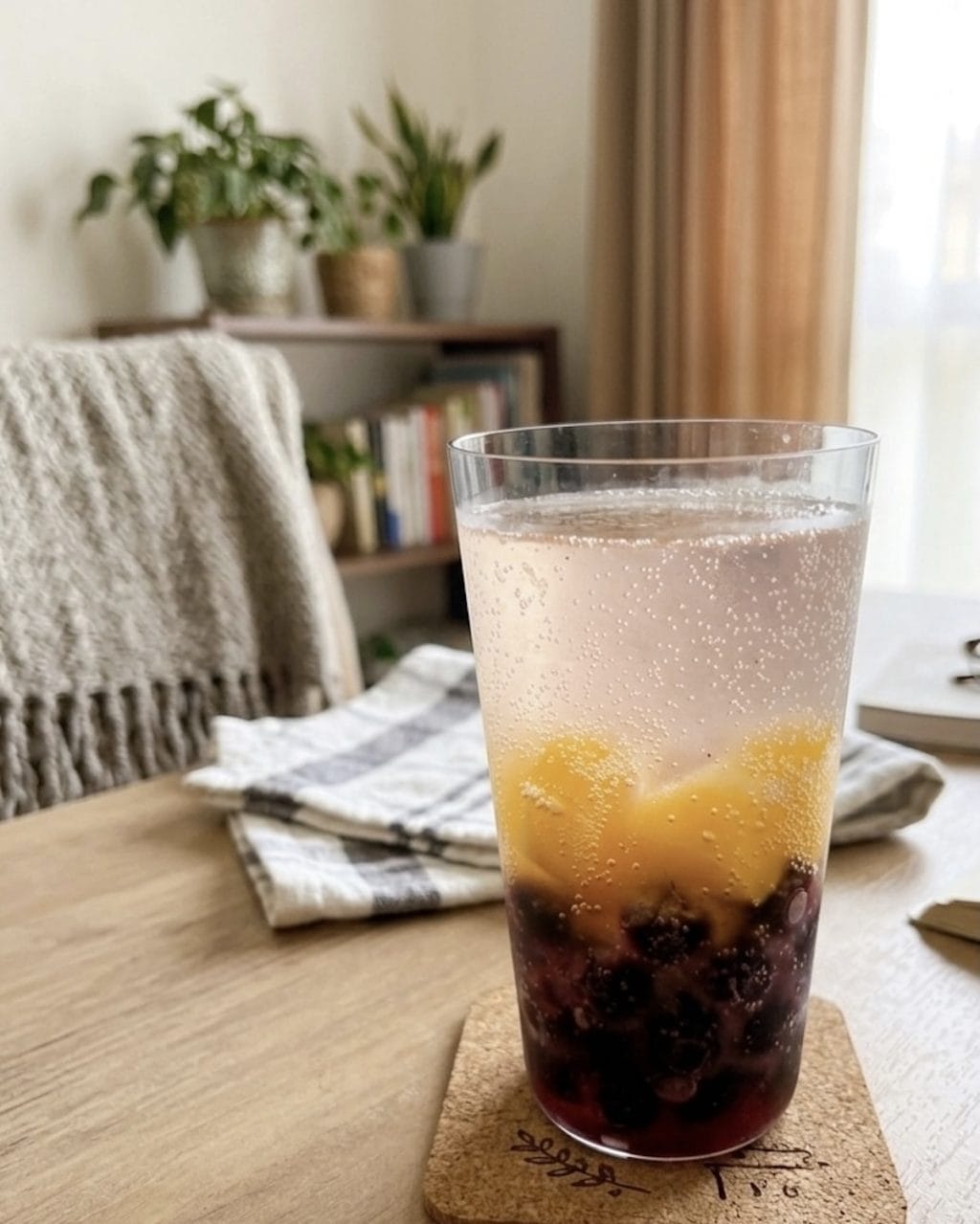 夏の部屋で楽しむフルーツゼリードリンク