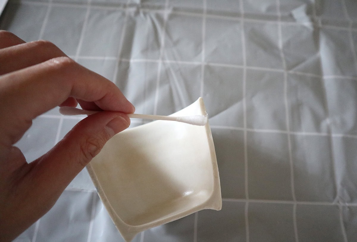 金継ぎ手順 綿棒で割れた器に接着剤をつける
