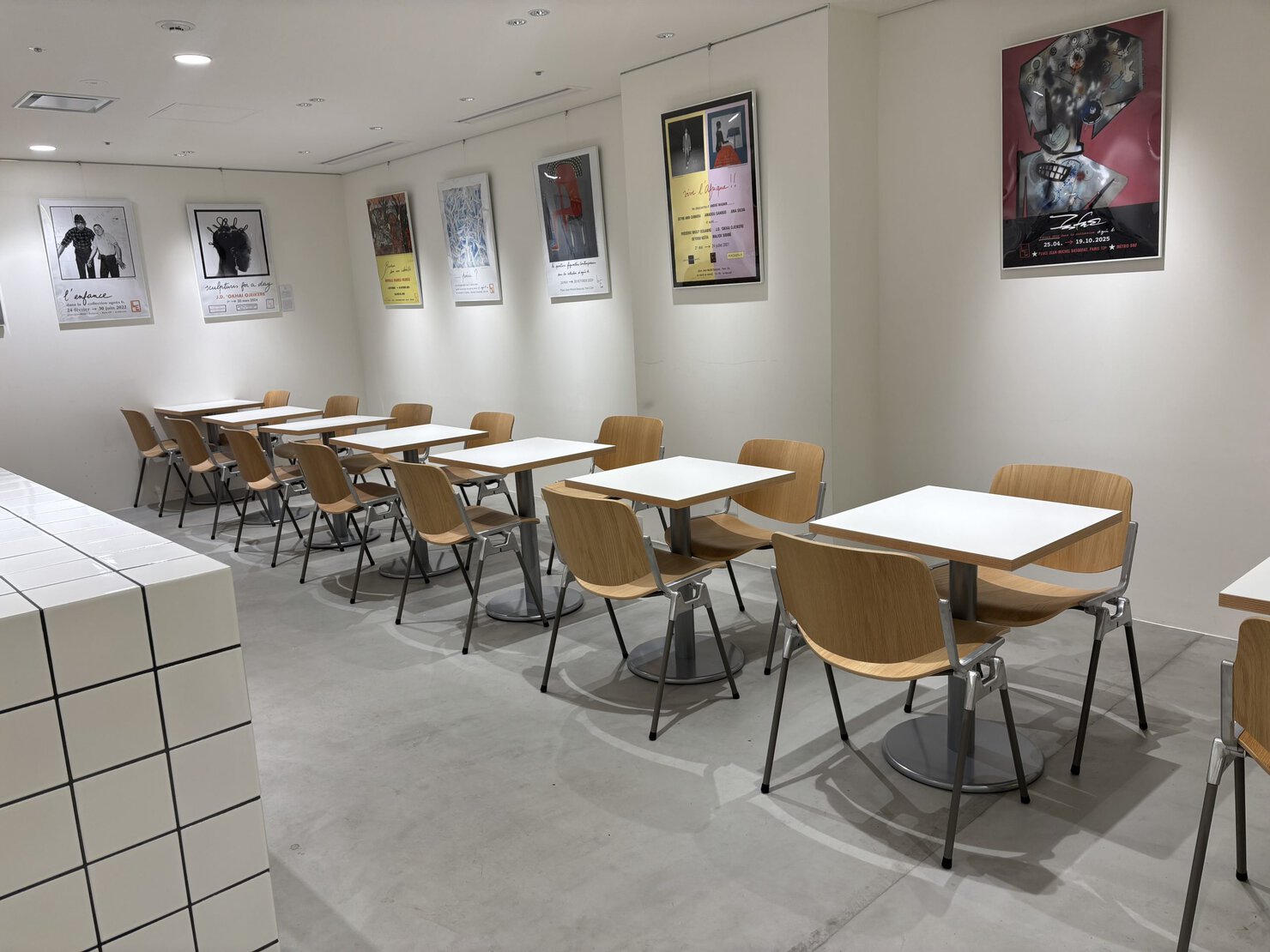 アニエス・ベーカフェ店内(壁にポスターがずらり)