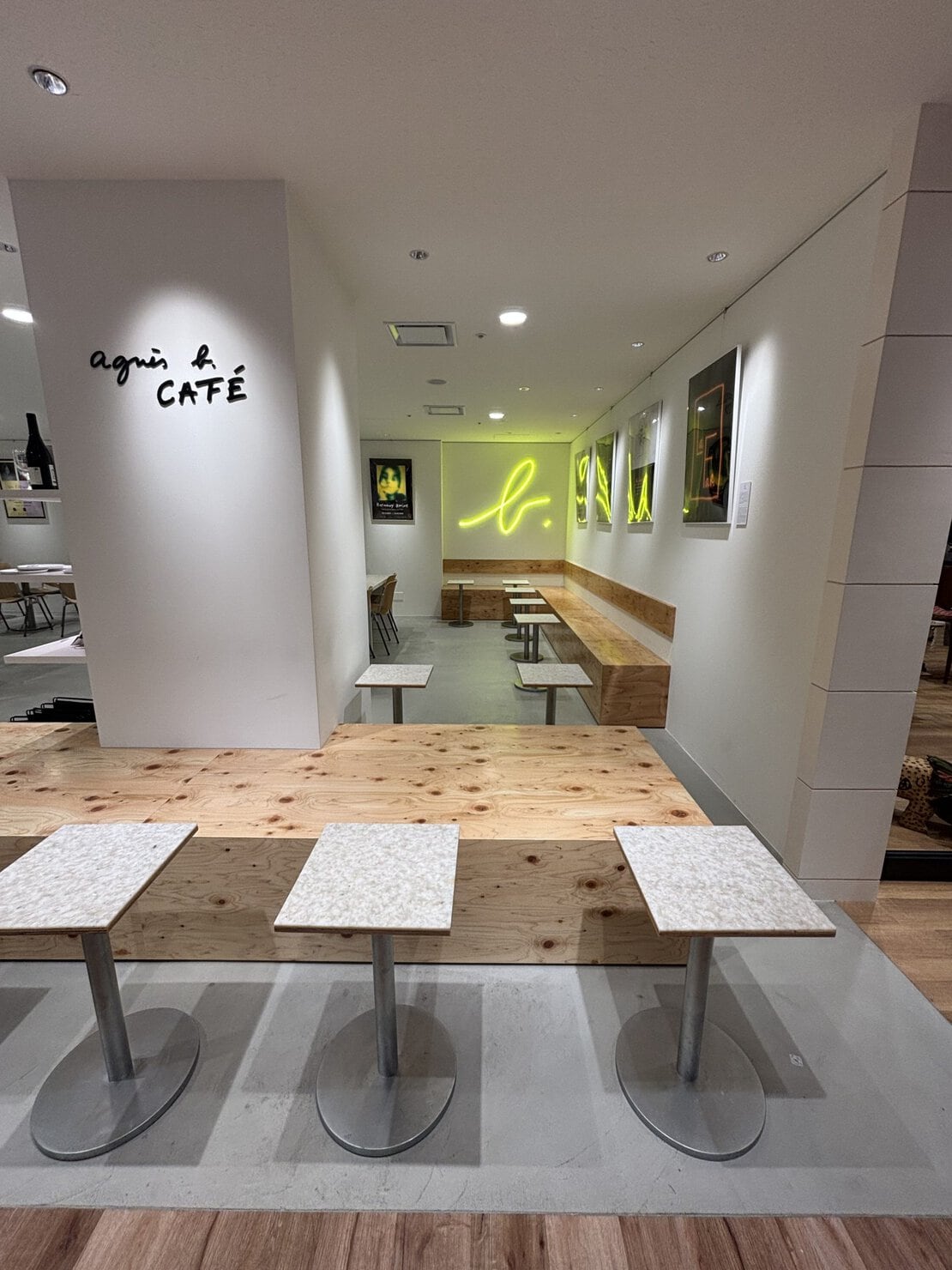 アニエス・ベーカフェ店内