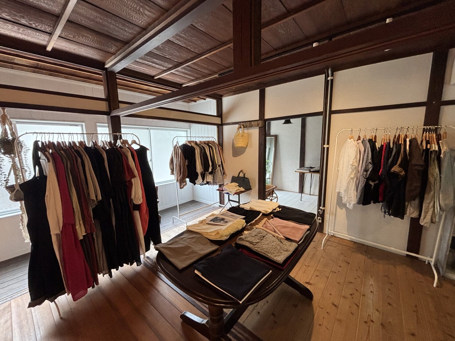 紡木2Fは洋服が並びます
