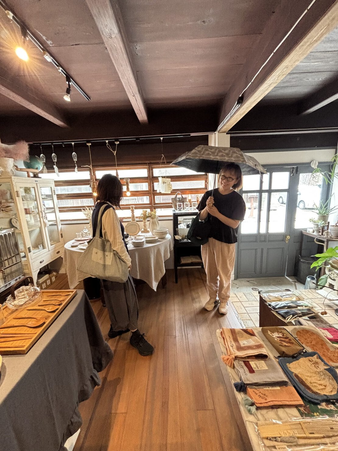 紡木で傘選びするあこちゃん