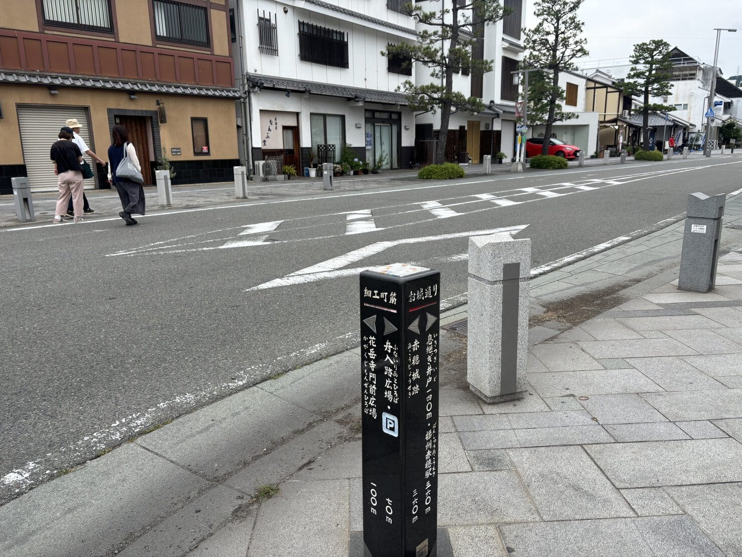 赤穂の街並み(道標入り)