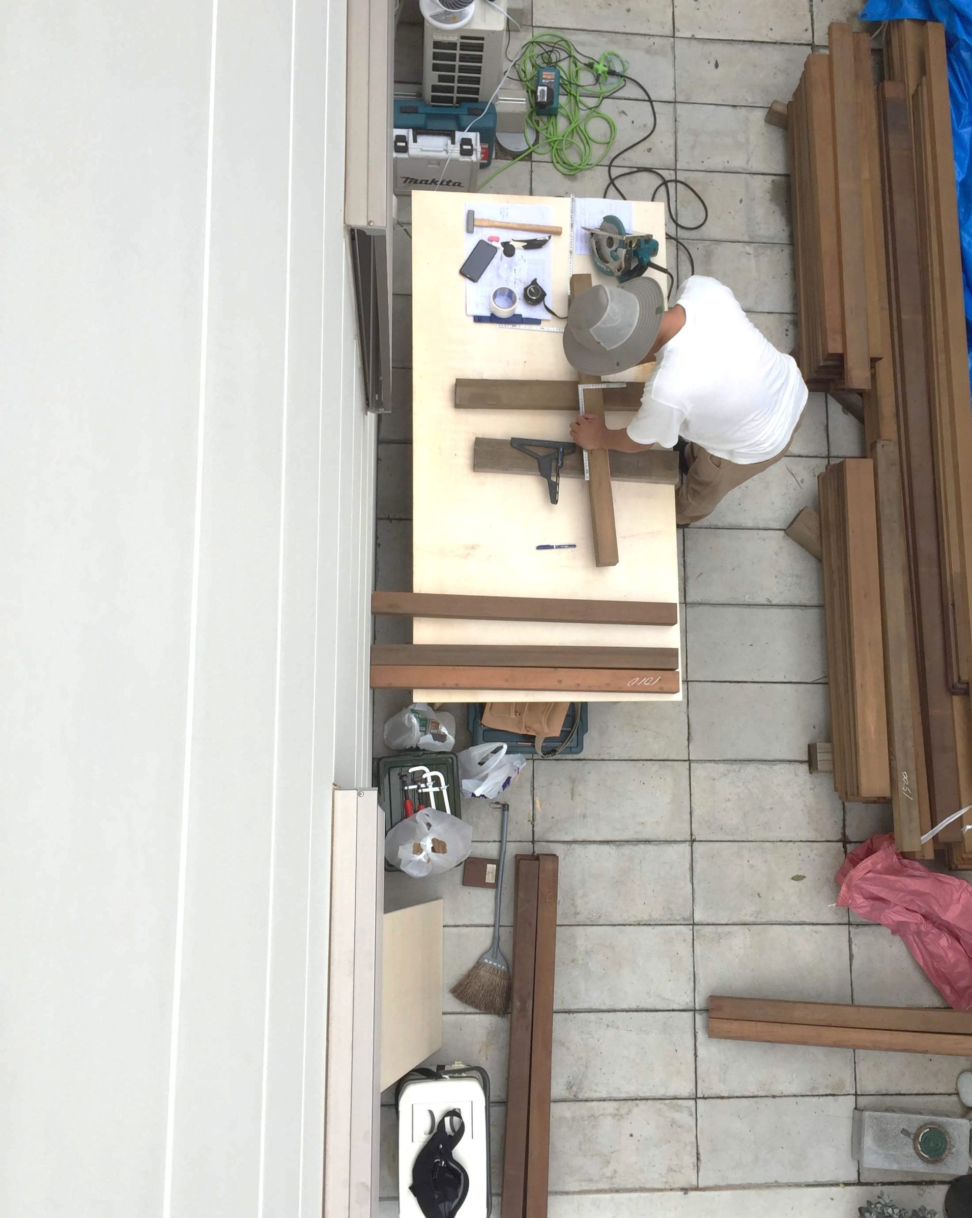 バルコニーの床に使用するイペ材をカットしているところ