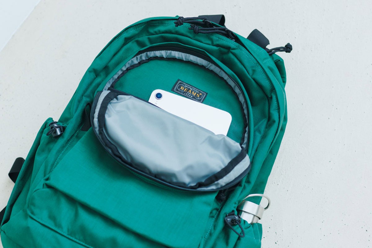 BEAMS PLUSのリュック、ポケット充実で収納力抜群!