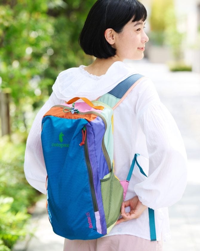 【私の好きなリュックと中身を公開！：坂井裕美さん】 軽さも収納力も備えた一点もののカラフルバックパック