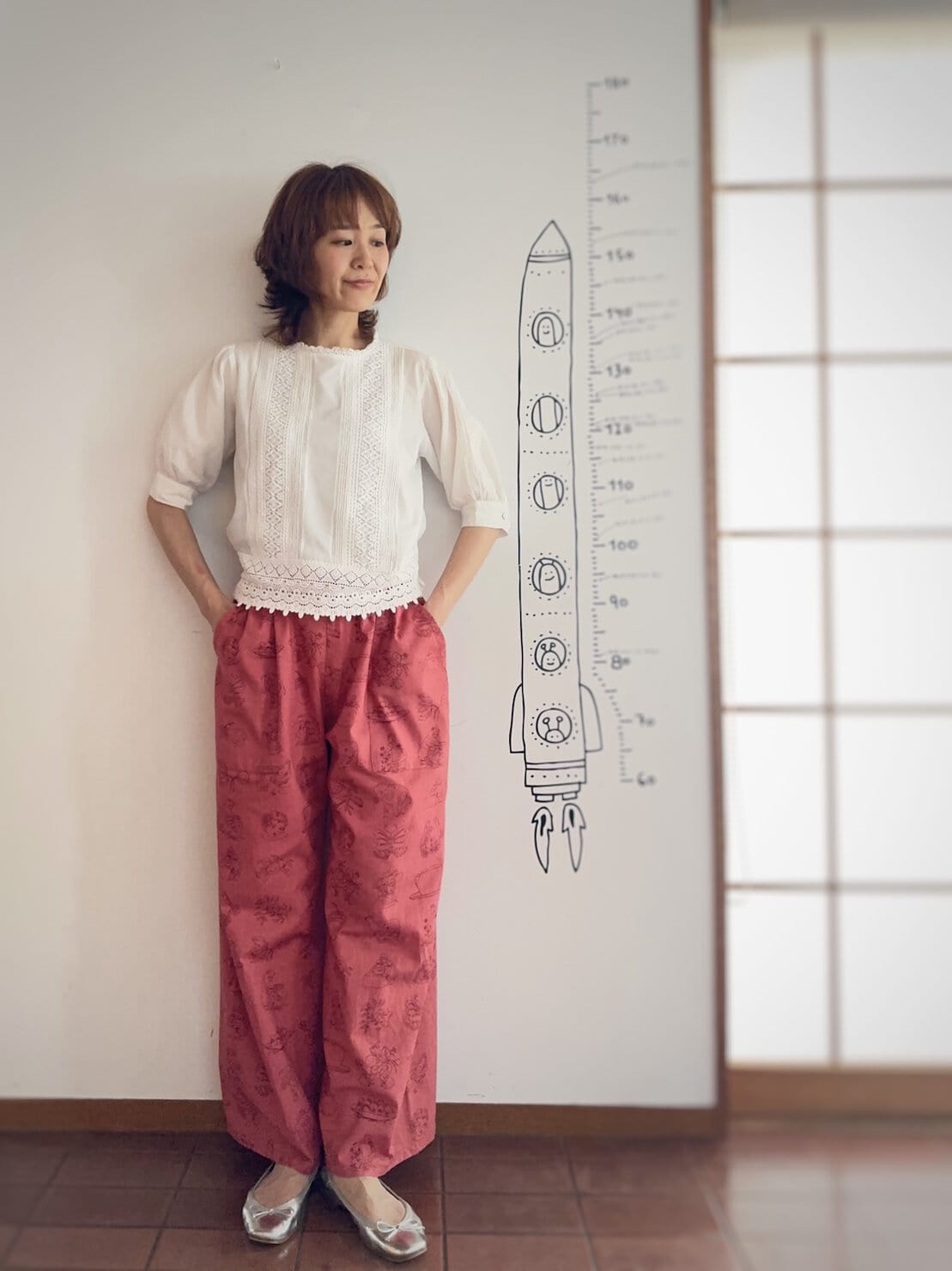 白レースブラウスとピンクの柄パンツを合わせたナチュラルコーデ