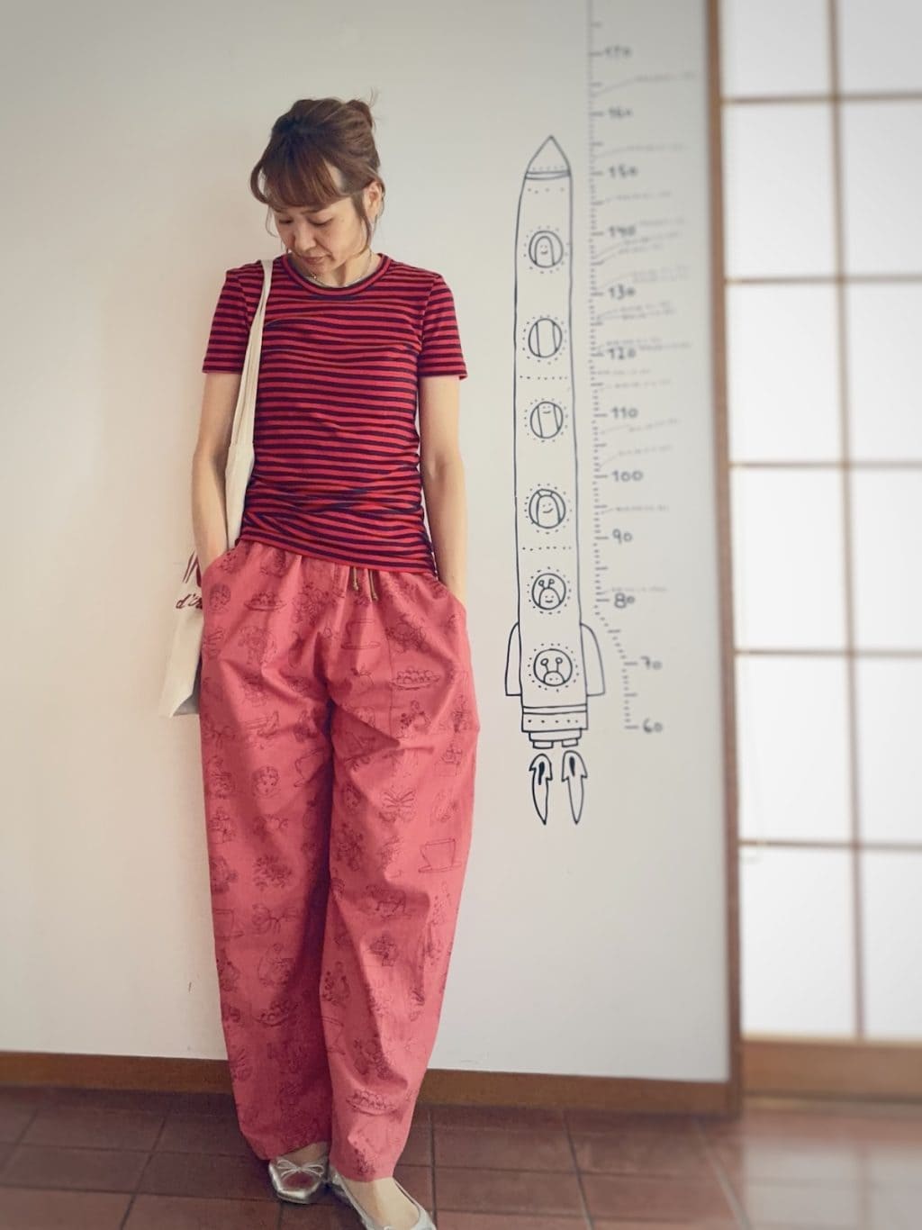 赤紺ボーダーカットソーにピンクの柄パンツを合わせたワントーンコーデ